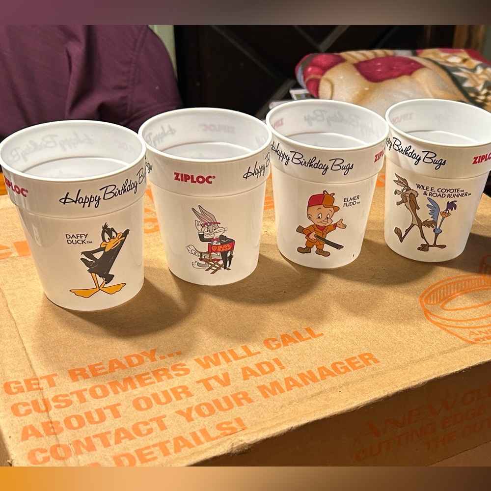 Looney Tunes Collectible plastic tumbler  Set